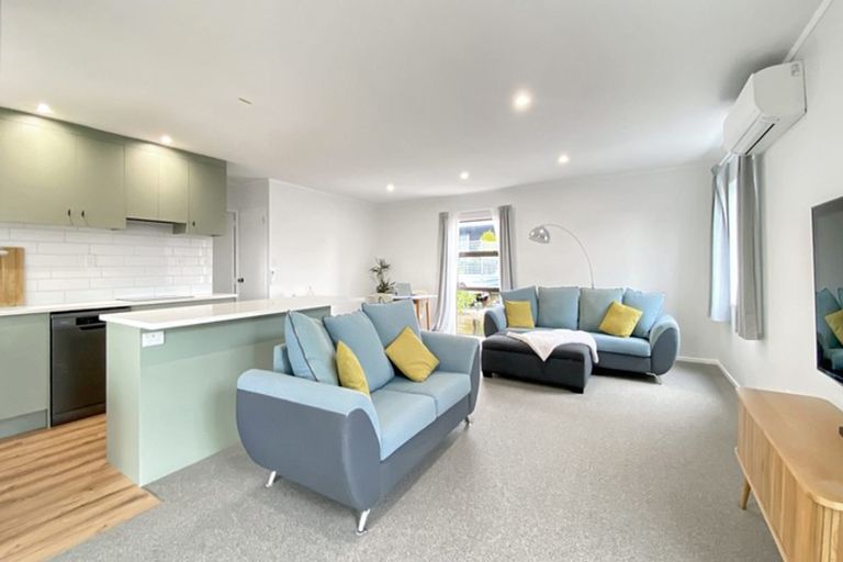 Photo of property in 2/62 Clayburn Road, Glen Eden, Auckland, 0602