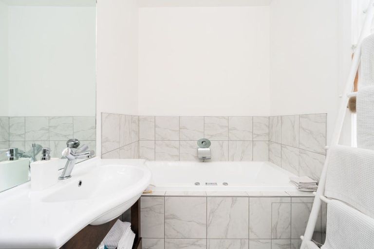 Photo of property in 37 The Crescent, Roseneath, Wellington, 6011