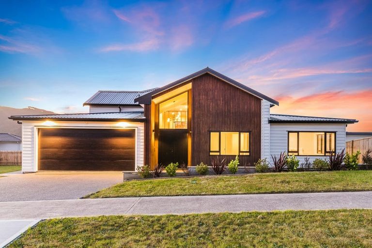 Photo of property in 4 Omaka Place, Aotea, Porirua, 5024