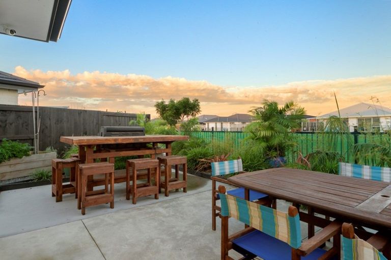 Photo of property in 77 Te Kio Crescent, Papamoa Beach, Papamoa, 3118