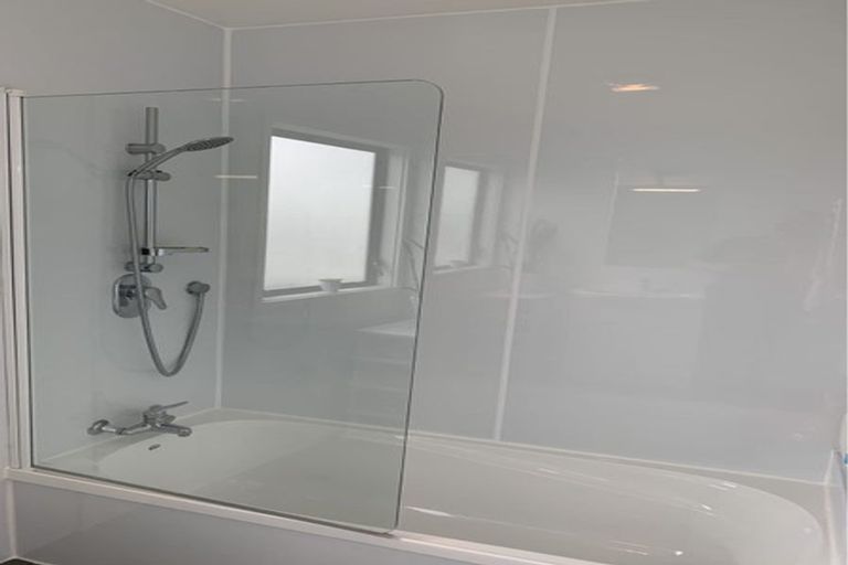 Photo of property in 10 Peterhouse Place, West Harbour, Auckland, 0618