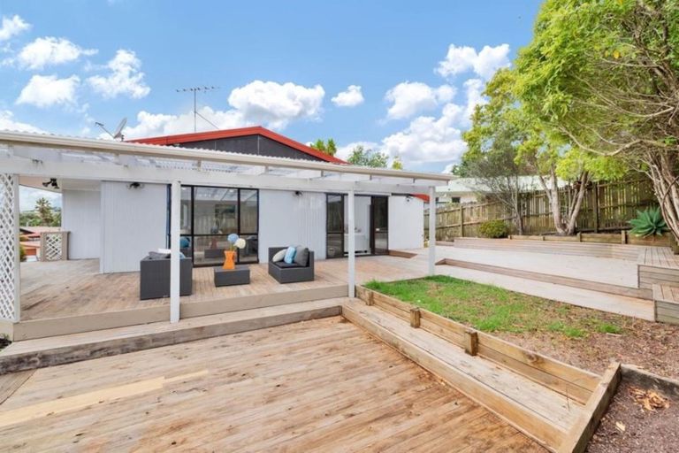 Photo of property in 11 Jumento Place, Unsworth Heights, Auckland, 0632