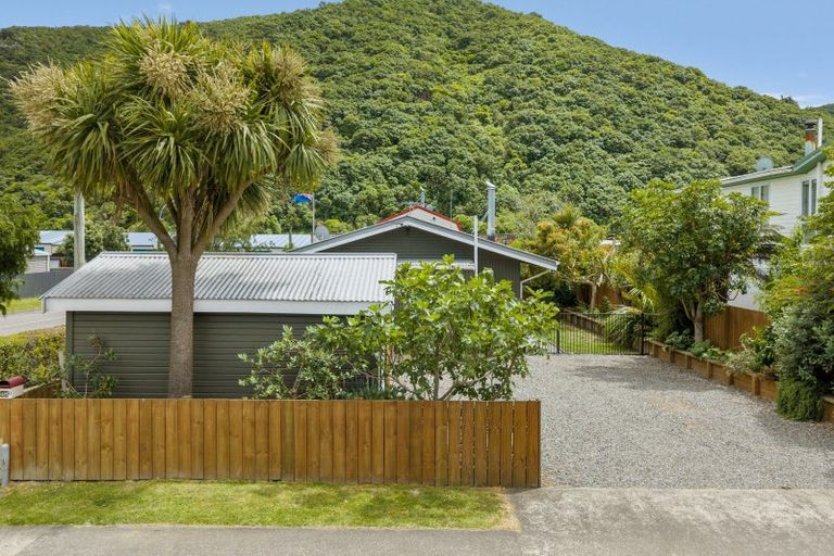 Photo of property in 46 Beach Road, Waikawa, Picton, 7220