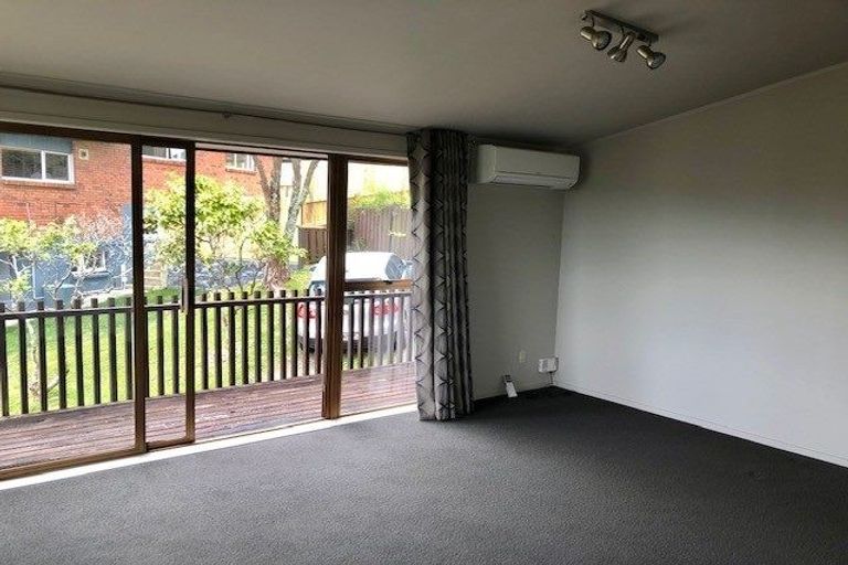 Photo of property in 1/104 Ravenwood Drive, Forrest Hill, Auckland, 0620