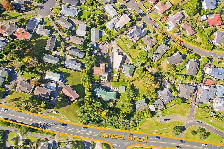 Photo of property in 16 Cypress Place, Sunnynook, Auckland, 0620