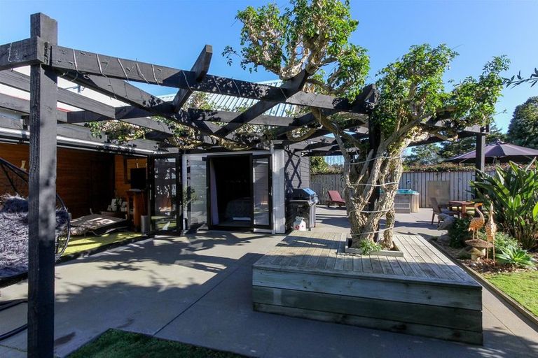 Photo of property in 51 Heta Road, Highlands Park, New Plymouth, 4312