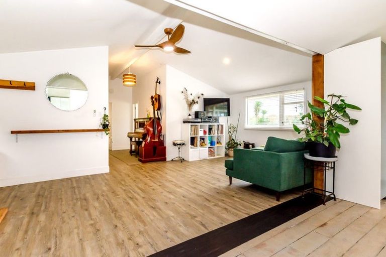 Photo of property in 577 Waikawa Beach Road, Waikawa Beach, Levin, 5573