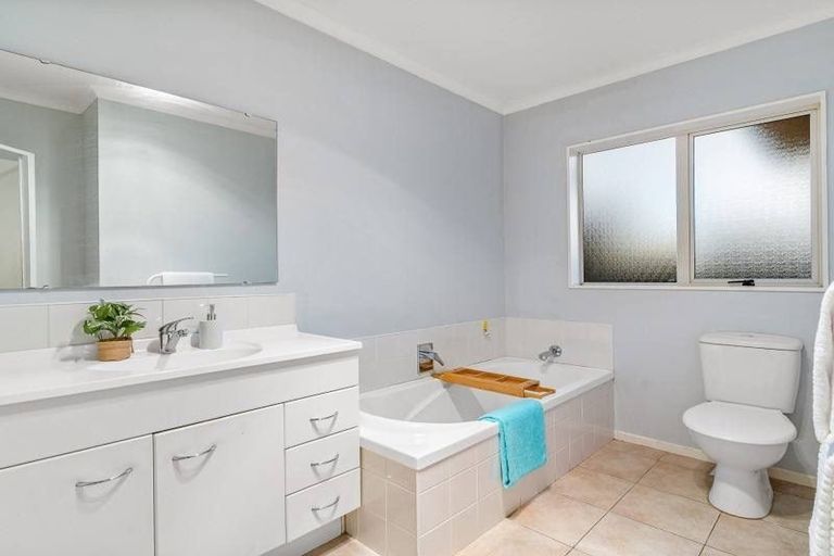 Photo of property in 12 Bokeen Lane, Flat Bush, Auckland, 2019