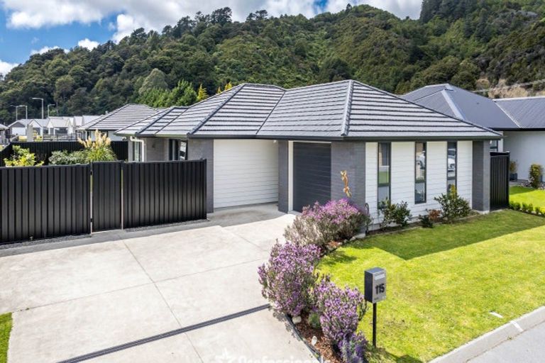 Photo of property in 115 Mawai Hakona Drive, Wallaceville, Upper Hutt, 5018