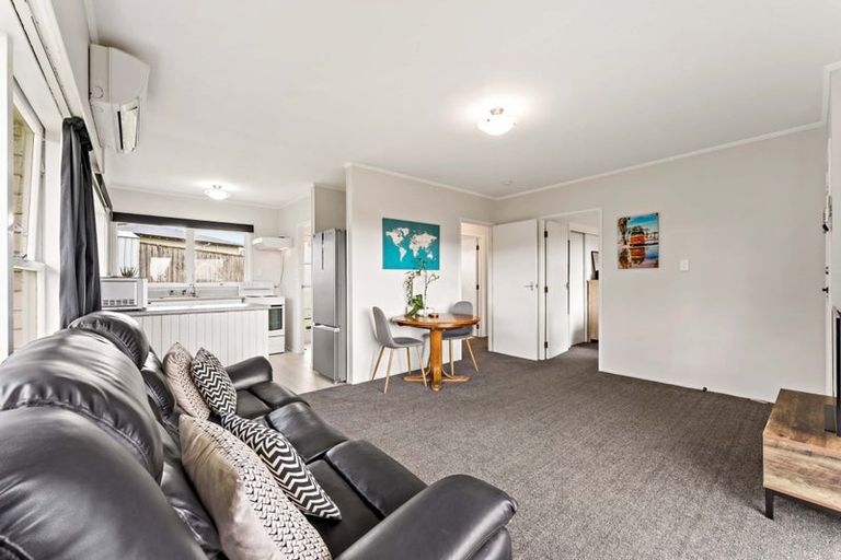 Photo of property in 1/6 Segedin Place, Glenfield, Auckland, 0629