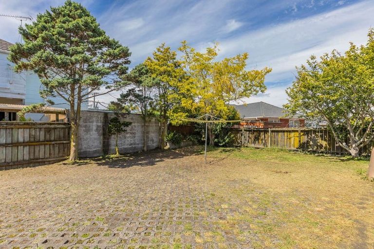 Photo of property in 24 Ocean View Road, Northcote, Auckland, 0627
