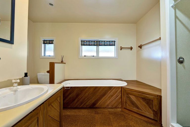 Photo of property in 71 Tarata Road, Inglewood, 4387
