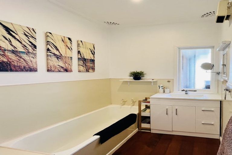 Photo of property in 11 Owens Road, Waiuku, 2123