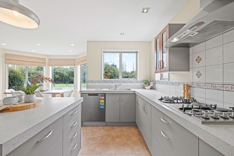 Photo of property in 64 Willowview Drive, Redwood, Christchurch, 8051