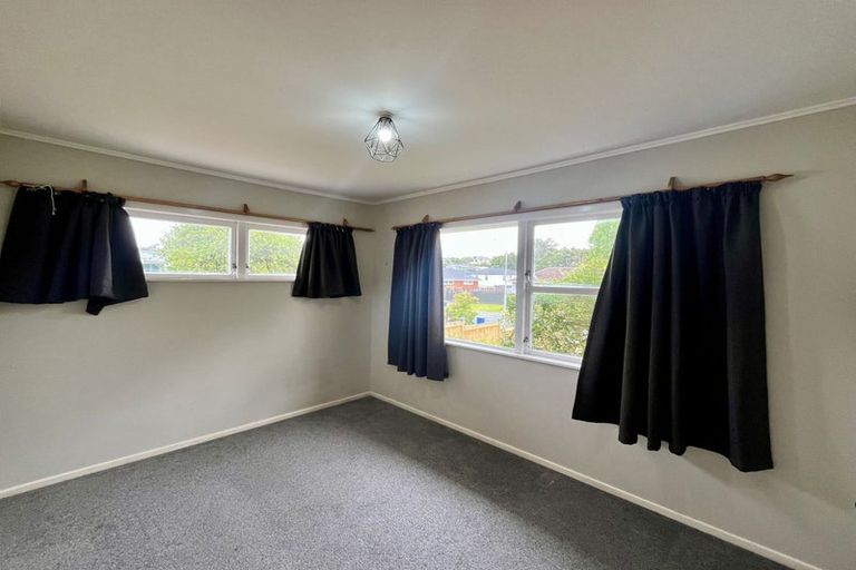 Photo of property in 11 La Rosa Street, Green Bay, Auckland, 0604