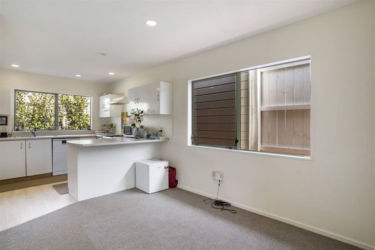 Photo of property in 2/23 Ludlow Terrace, Totara Vale, Auckland, 0627