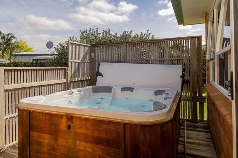 Photo of property in 18 Cholmondeley Crescent, Whitianga, 3510