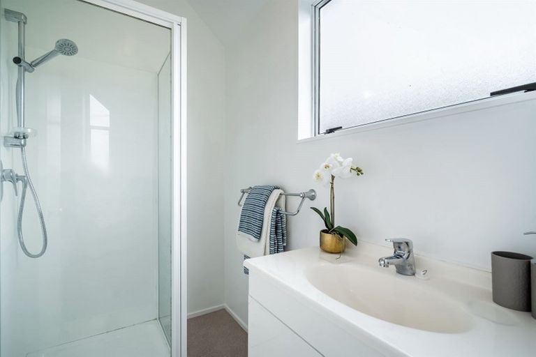 Photo of property in 1/1 Valley Road, Northcote, Auckland, 0626