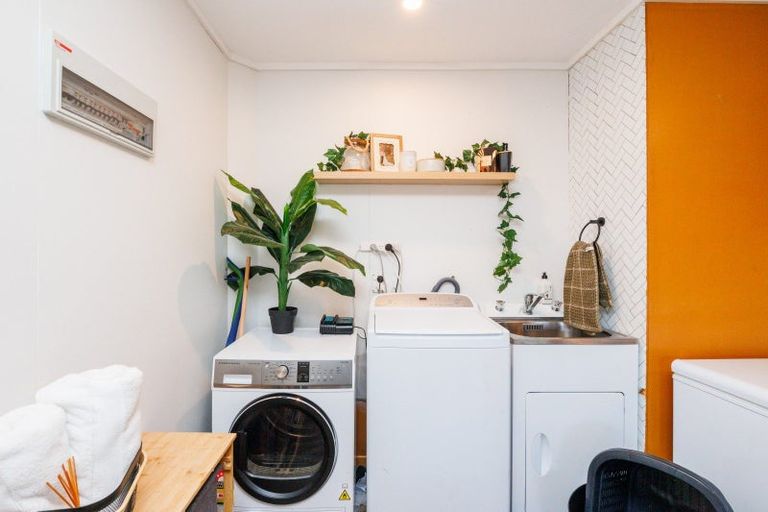 Photo of property in 2 Alpine Grove, Kelvin Grove, Palmerston North, 4414