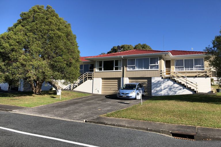 Photo of property in 3/2 Longbill Place, Glendene, Auckland, 0602