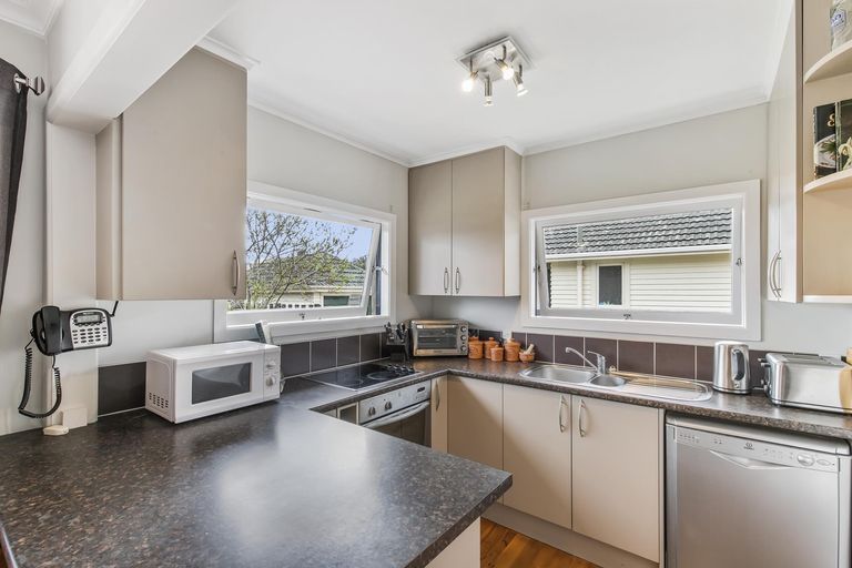 Photo of property in 20 Grove Road, Papakura, 2110