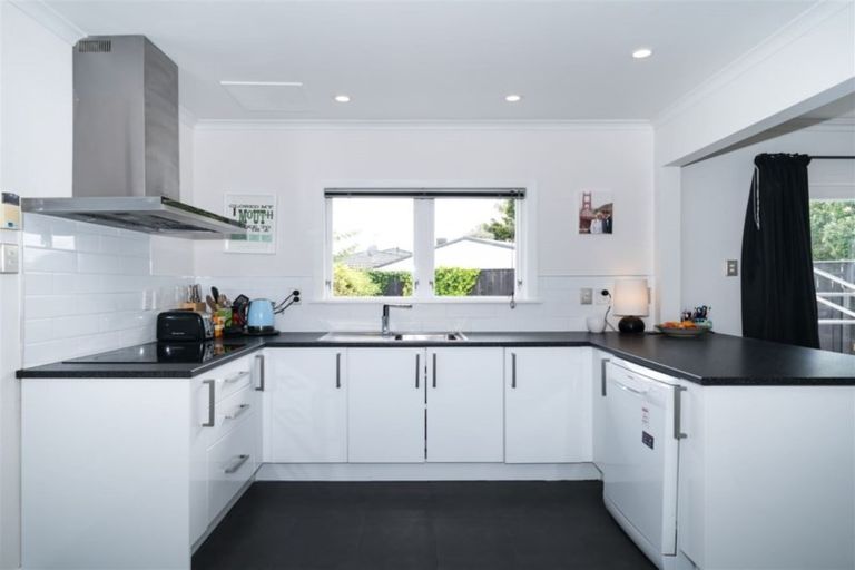 Photo of property in 27 Stirling Crescent, Hokowhitu, Palmerston North, 4410