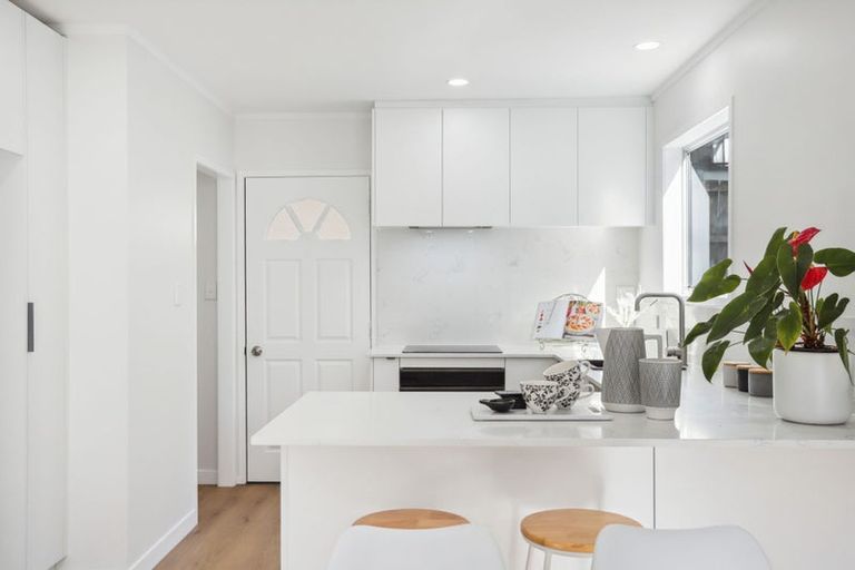 Photo of property in 2/9a De Val Drive, Titirangi, Auckland, 0604