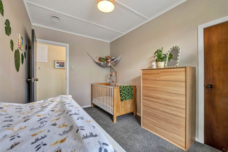 Photo of property in 33 Turakina Street, Merrilands, New Plymouth, 4312