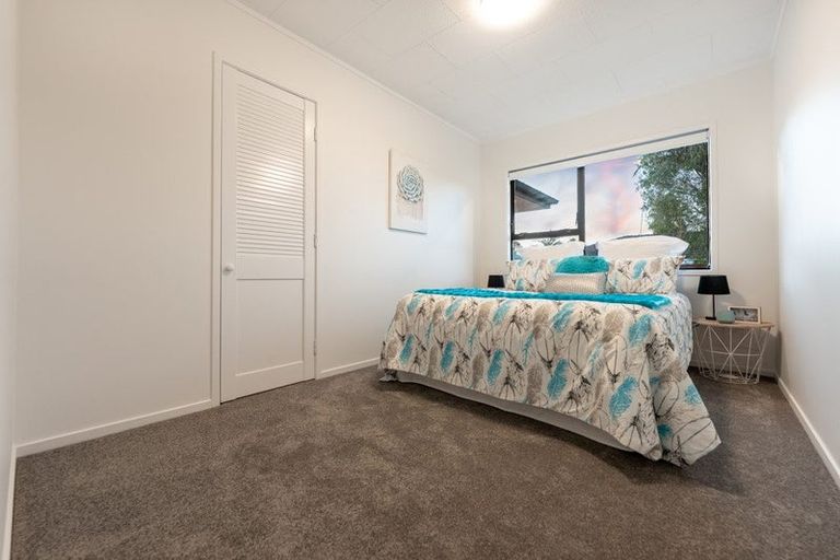 Photo of property in 2/17 Landsdale Place, Massey, Auckland, 0614