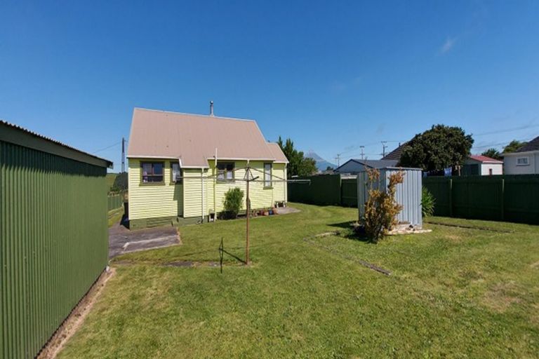 Photo of property in 24 Railway Street, Eltham, 4322