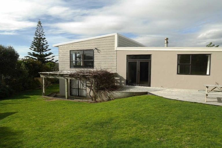 Photo of property in 51 William Street, Waikanae Beach, Waikanae, 5036