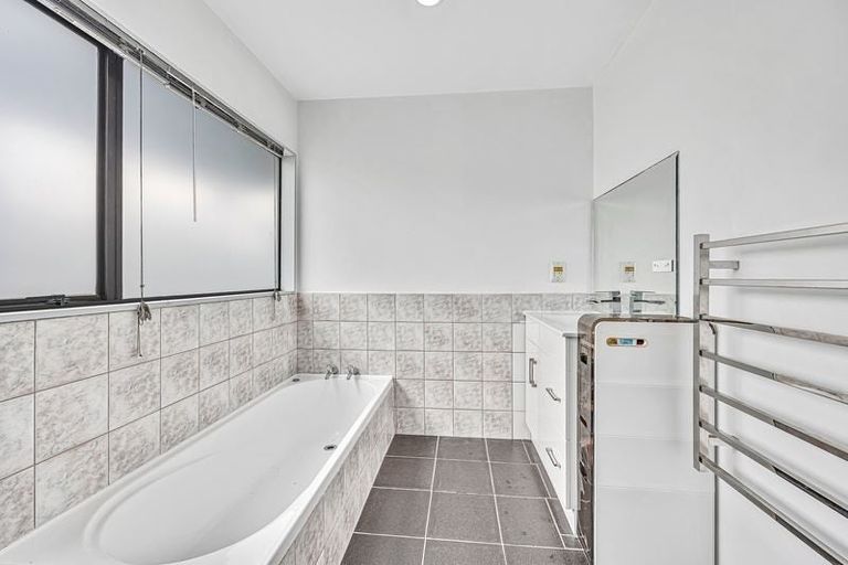 Photo of property in 364a Glenfield Road, Glenfield, Auckland, 0629