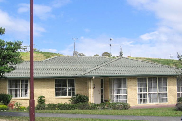 Photo of property in 4 Crimson Park, Oteha, Auckland, 0632