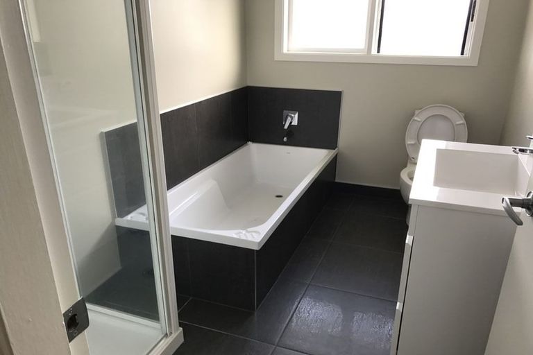 Photo of property in 2/14 Mona Vale, West Harbour, Auckland, 0618