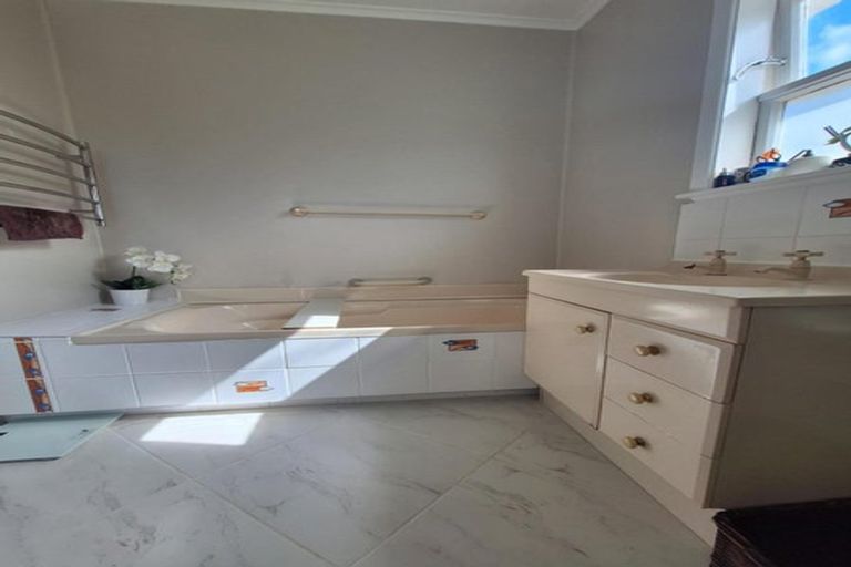 Photo of property in 8 Chamberlain Road, Karori, Wellington, 6012