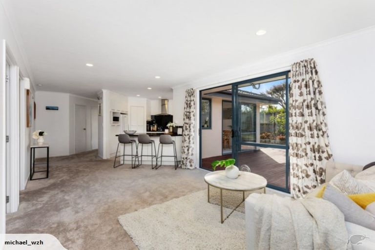 Photo of property in 17 Admirals Court Drive, Greenhithe, Auckland, 0632