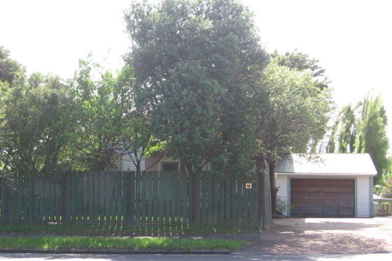 Photo of property in 1/275 Great North Road, Henderson, Auckland, 0612