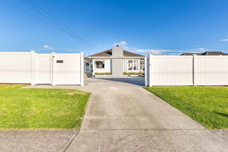 Photo of property in 18 Wellesley Road, Mangere Bridge, Auckland, 2022