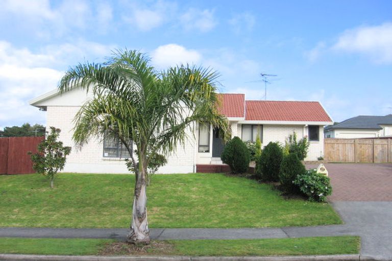 Photo of property in 8 Piper Place, Goodwood Heights, Auckland, 2105
