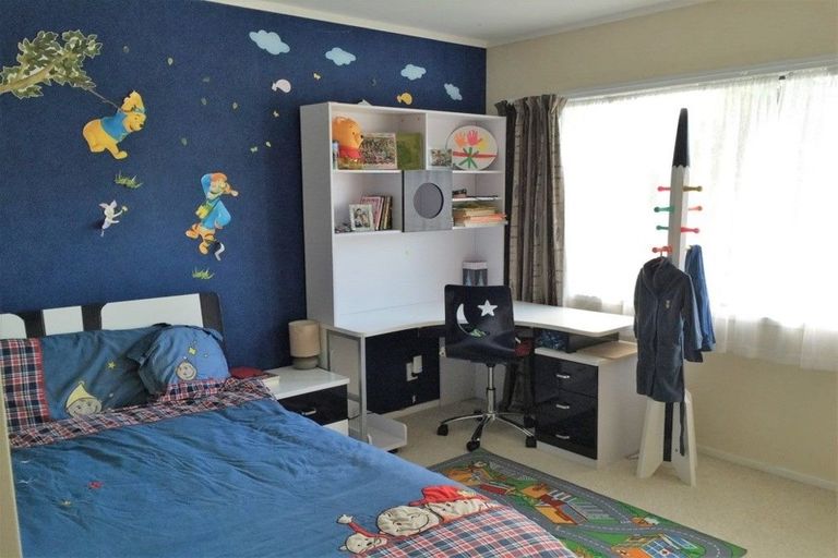 Photo of property in 3 Chardon Place, Henderson, Auckland, 0612