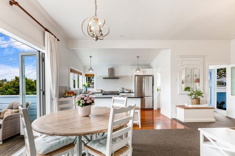 Photo of property in 1/2 Merwood Lane, Devonport, Auckland, 0624