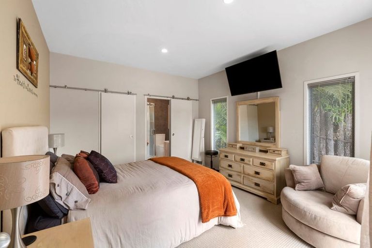 Photo of property in 10 Caledonia Place, Highlands Park, New Plymouth, 4312