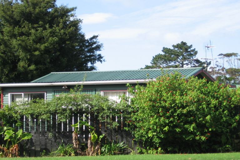 Photo of property in 2/111 Hobsonville Road, West Harbour, Auckland, 0618