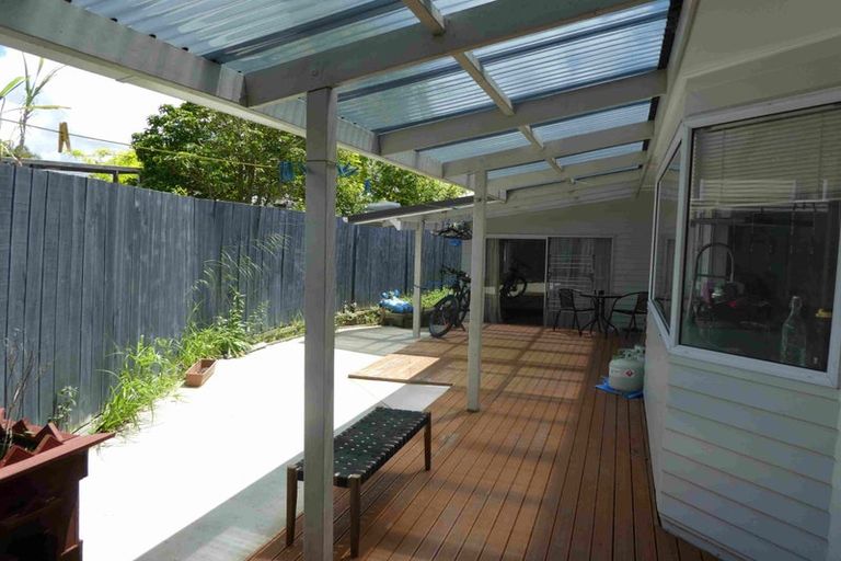 Photo of property in 25c Thornlow Street, Glendene, Auckland, 0602