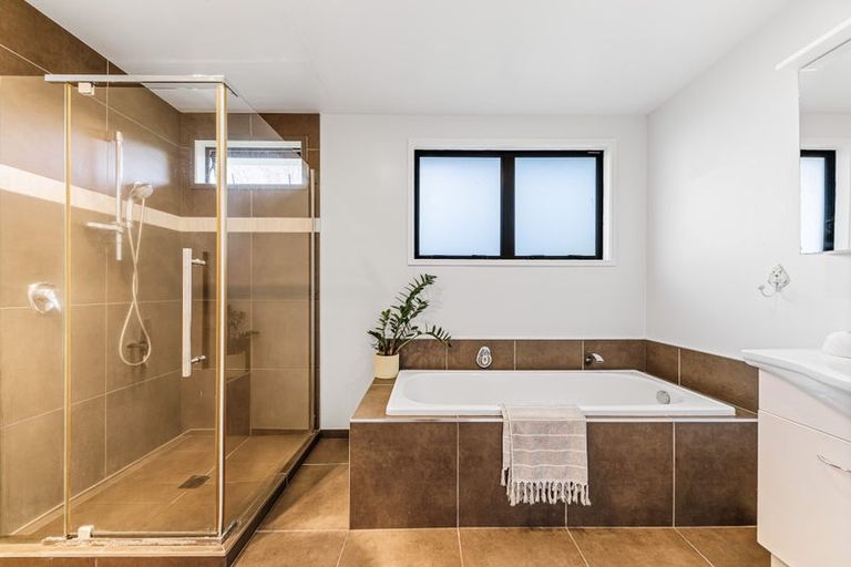 Photo of property in 18 Outlook Road, Greenhithe, Auckland, 0632