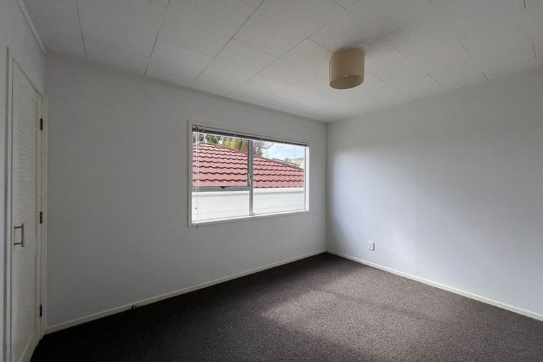 Photo of property in 21 Meadowood Drive, Unsworth Heights, Auckland, 0632