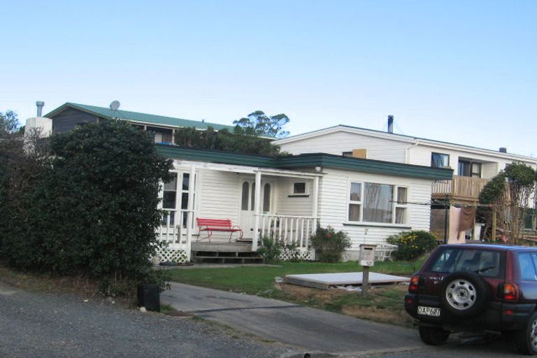 Photo of property in 10 Chapman Street, Newlands, Wellington, 6037
