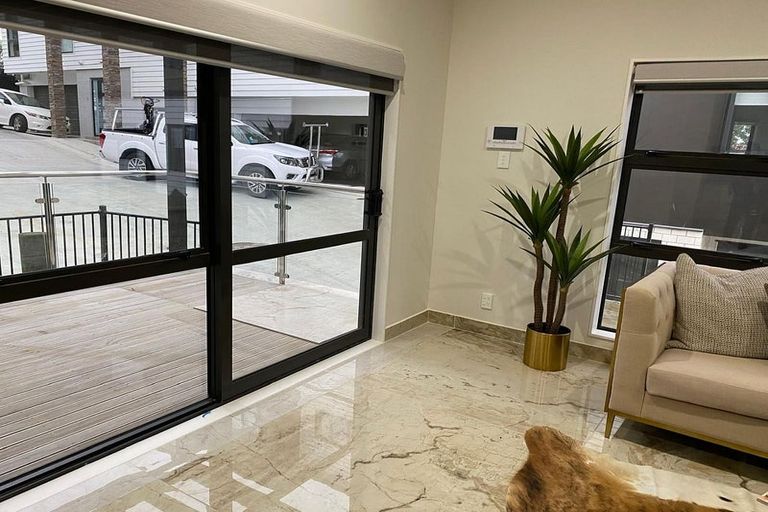 Photo of property in 4223c Great North Road, Glendene, Auckland, 0602