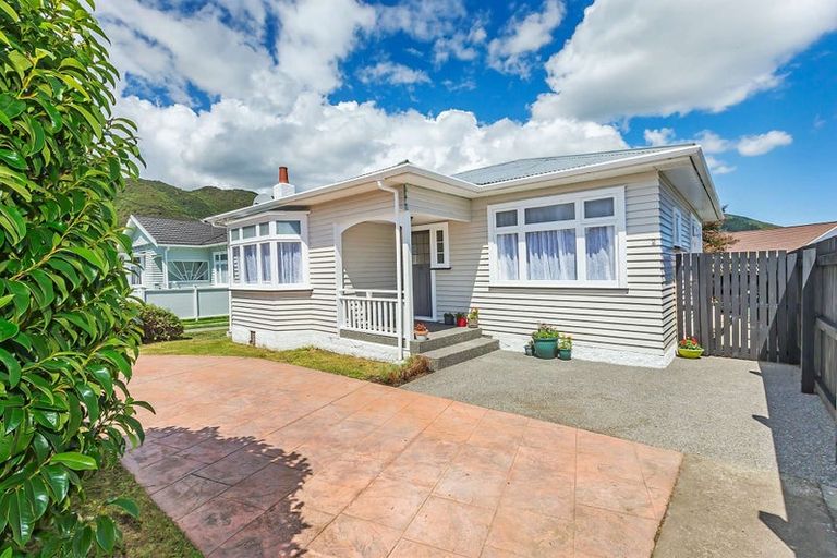 Photo of property in 2 Norton Park Avenue, Fairfield, Lower Hutt, 5011