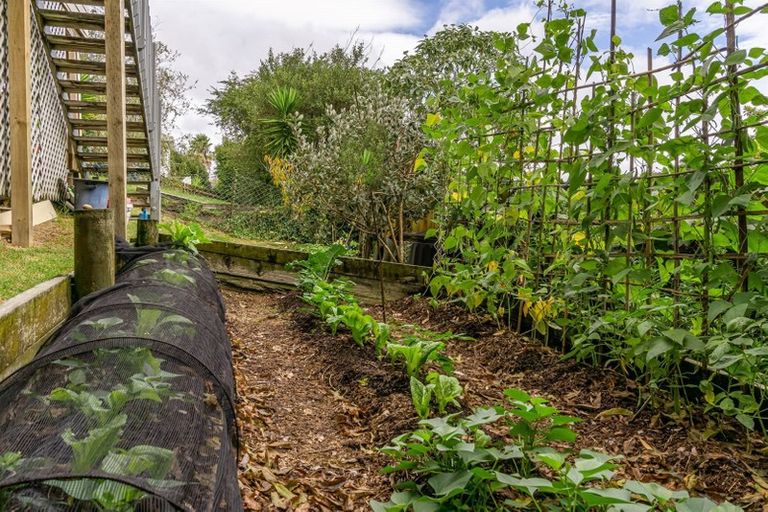 Photo of property in 2/14 Target Road, Totara Vale, Auckland, 0629